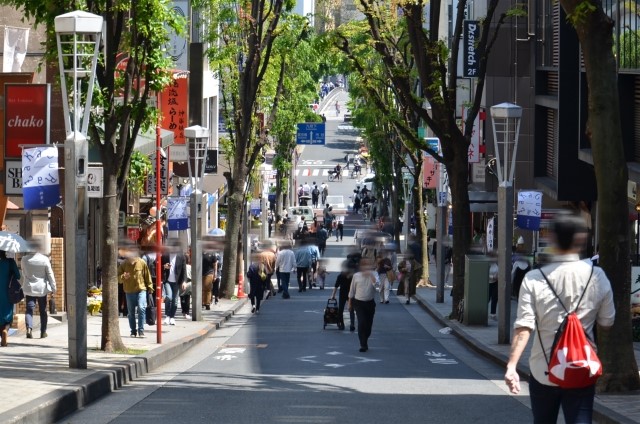 隨著疫情解封，越來越多人前往日本旅遊(圖為東京新宿神樂坂)。   圖：東京觀光事務所台灣辦事處／提供