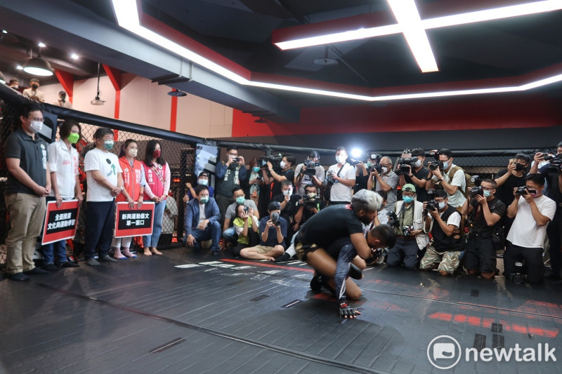 民進黨台北市長候選人陳時中16日上午來到UFC Gym 敦南旗艦館參訪，並觀摩格鬥術。   圖：林朝億/攝