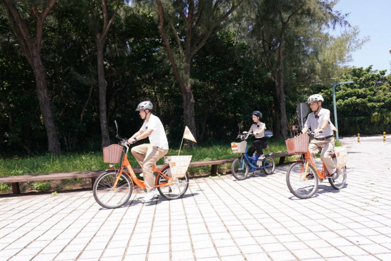 新竹市前市長林政則（右一）與新竹市議員候選人何志勇（左一）宣傳新竹市海岸電動輔助自行車。   圖：何志勇辦公室/提供