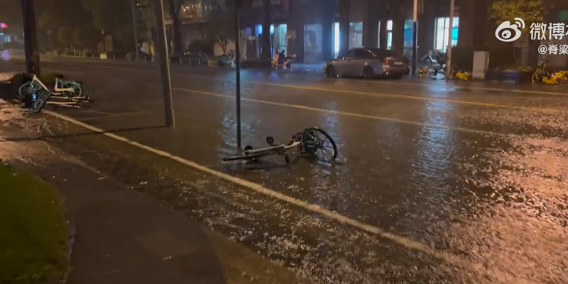 中國上海街道受梅花颱風影響，水淹超過腳踝。   圖: 翻攝自脊梁in上海SH 微博