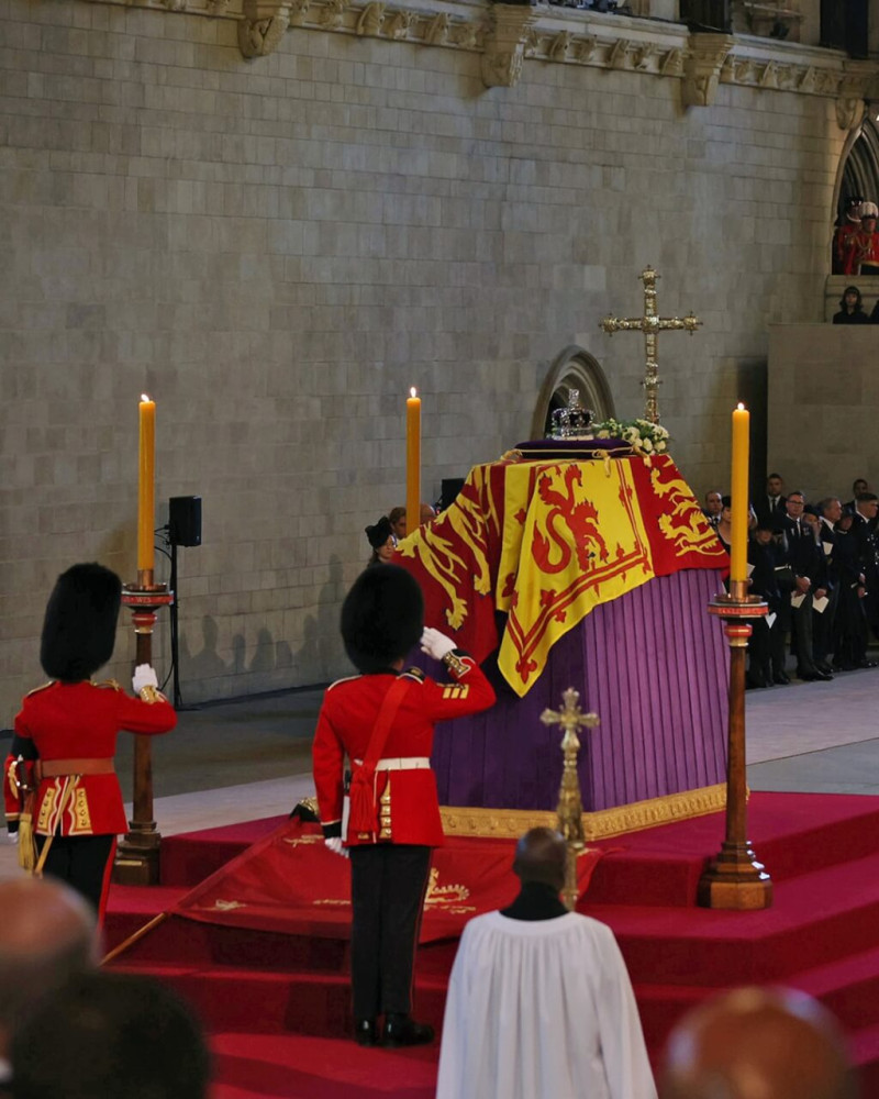 英國下議院議長霍伊爾拒絕讓中國官員進入西敏廳瞻仰伊麗莎白二世。圖為女王靈柩。   圖：翻攝TheBritishMonarchy臉書