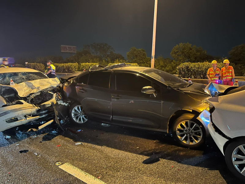 國道一號南向 319.2k發生嚴重追撞車禍。   圖:翻攝自台南道路救援人員張家班臉書