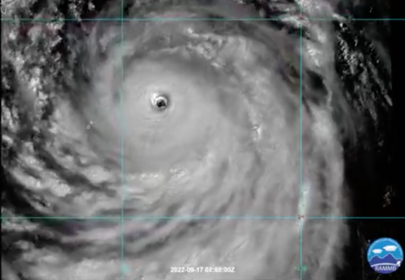 清澈的颱風眼，和特殊質感的眼牆雲系，是強烈颱風最關鍵的特徵。   圖：翻攝自中央氣象局長鄭明典臉書