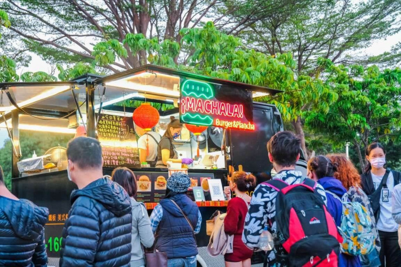 假日有美食市集活動，甚至台北「週末炸雞俱樂部」、高雄「耶魯小鎮」等知名餐飲品牌都現身。   圖：翻攝自高雄旅遊網