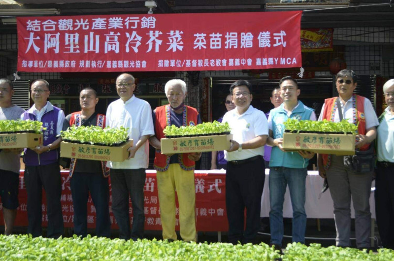 台灣基督長老教會嘉義中會等單位捐贈芥菜苗給阿里山原住民。   圖：黃盈智競選團隊/提供