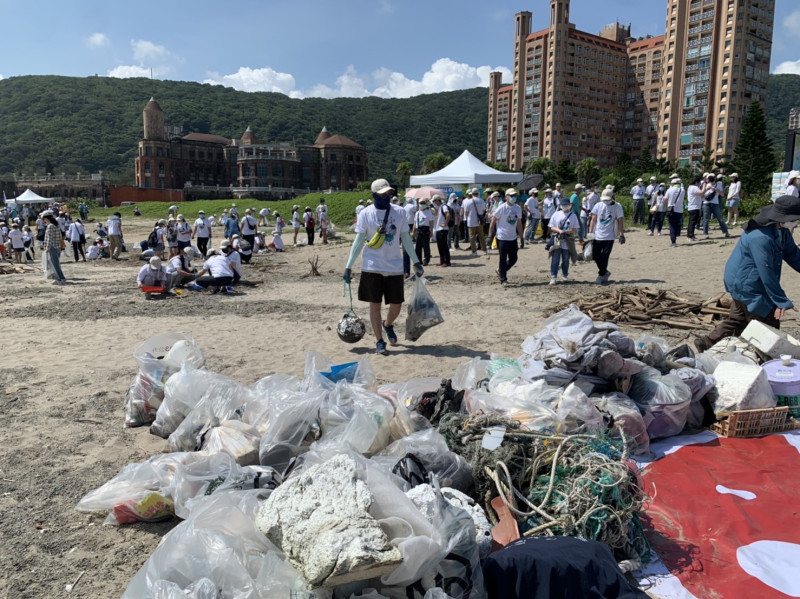 新北市府今與企業合作舉辦淨灘活動，逾３千人參與，清出1395.8公斤的廢棄物，以實際行動向海致敬。   圖：新北市環保局／提供