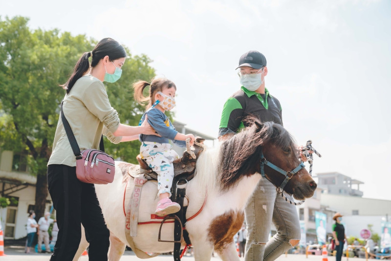 陳金鐘在東智里陽光公園舉行第一場親子活動，提供氣球城堡、迷你馬等遊憩設施供孩童玩樂。   圖：黃博郎／攝