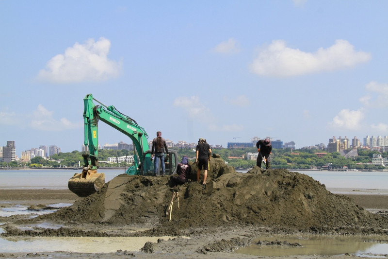 快閃沙雕早上8點堆沙中。   圖：新北市高灘地工程管理處提供