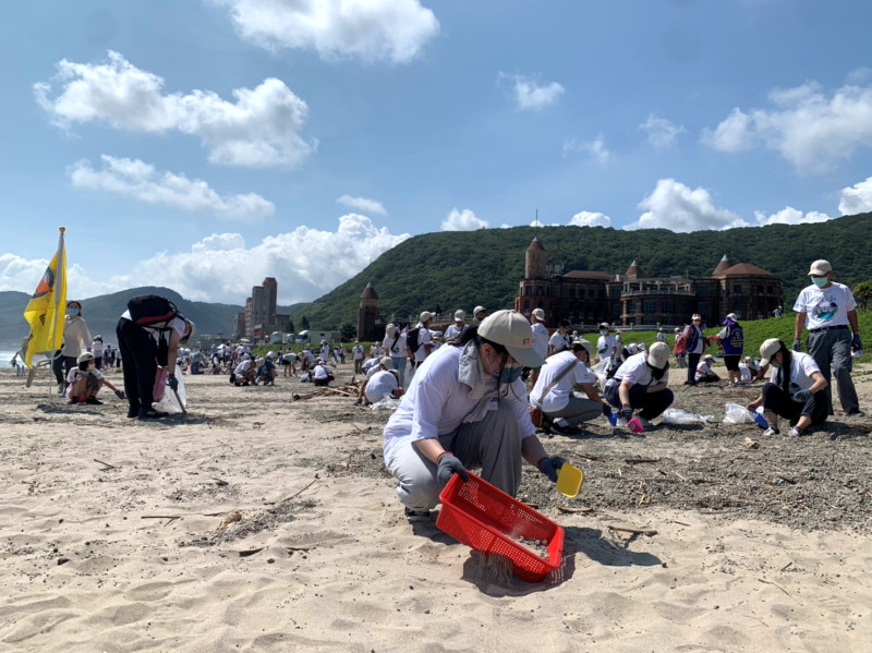 新北6所學校學生也一起於萬里翡翠灣加入淨灘行列。   圖：新北市環保局提供