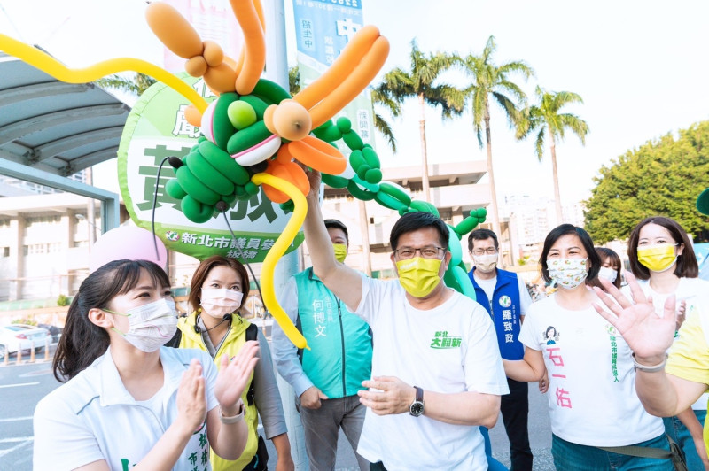 民進黨新北市長候選人林佳龍今(17)日，出席由新北市議員候選人曾進益於樹林景觀萬坪公園所舉辦的《進情野餐 益童尋寶》活動，民進黨新北市黨部主委何博文也到場共襄盛舉，與林佳龍一同和現場參與親子野餐活動。   圖：林競辦提供