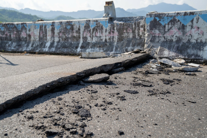 台東鹿野鄉寶華橋因地震受損，暫時封閉。   圖:翻攝自饒慶鈴臉書