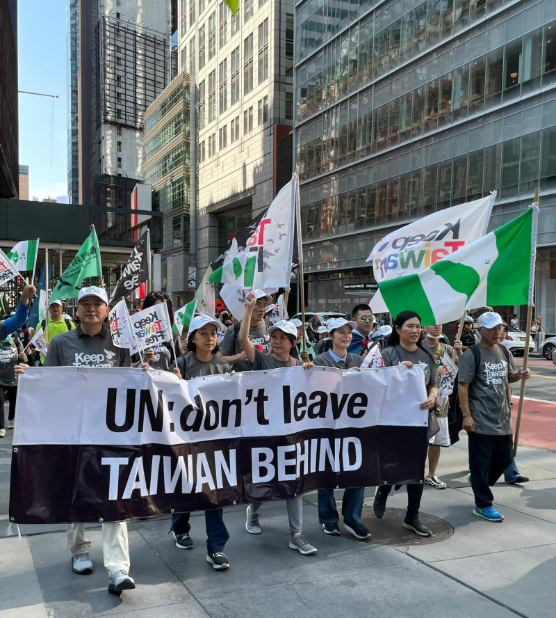 范雲、王婉諭及紐約台人、國際友人在街頭高呼「UN for Taiwan！Taiwan is a country！」。   圖:翻攝自范雲臉書
