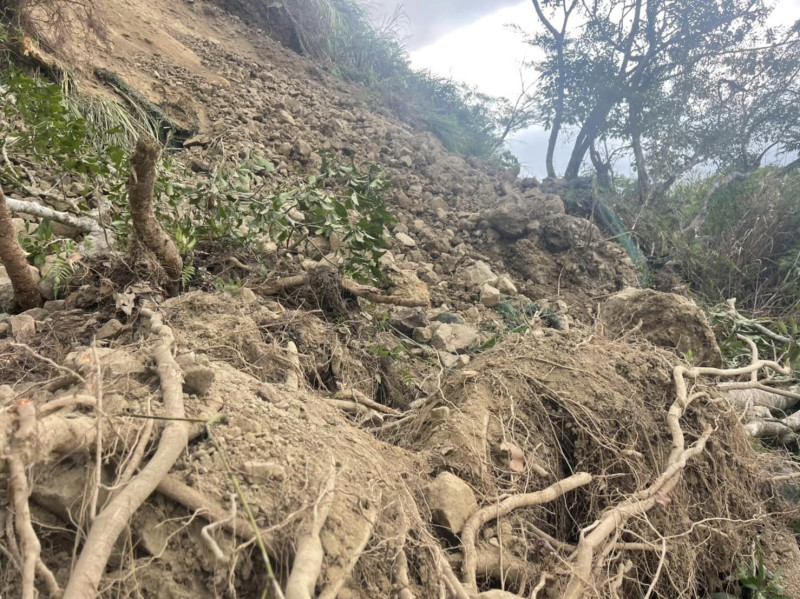 花蓮玉里六十石山的聯外道路遭落石跟土石掩埋，目前道路完全中斷。   圖：翻攝自Kolas Yotaka臉書