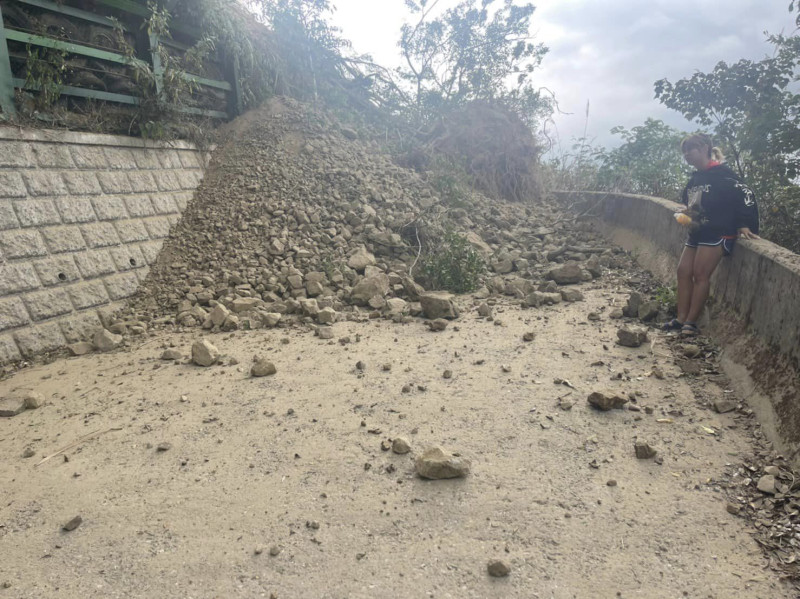 花蓮玉里六十石山的聯外道路遭落石跟土石掩埋，目前道路完全中斷。   圖：翻攝自Kolas Yotaka臉書