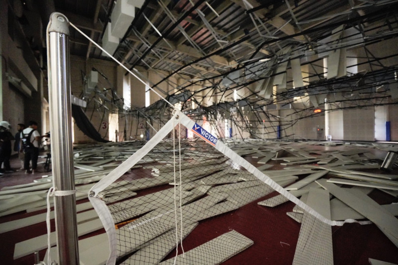 八德國民運動中心在地震過後，發生天花板掉落意外。   圖：賴香伶競辦／提供