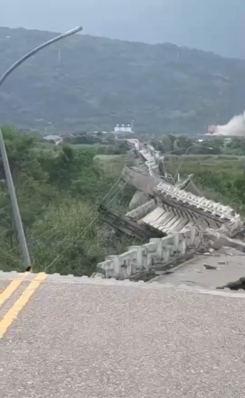 花蓮玉里鎮高寮大橋因地震斷裂。   圖:翻攝自Kolas Yotaka臉書