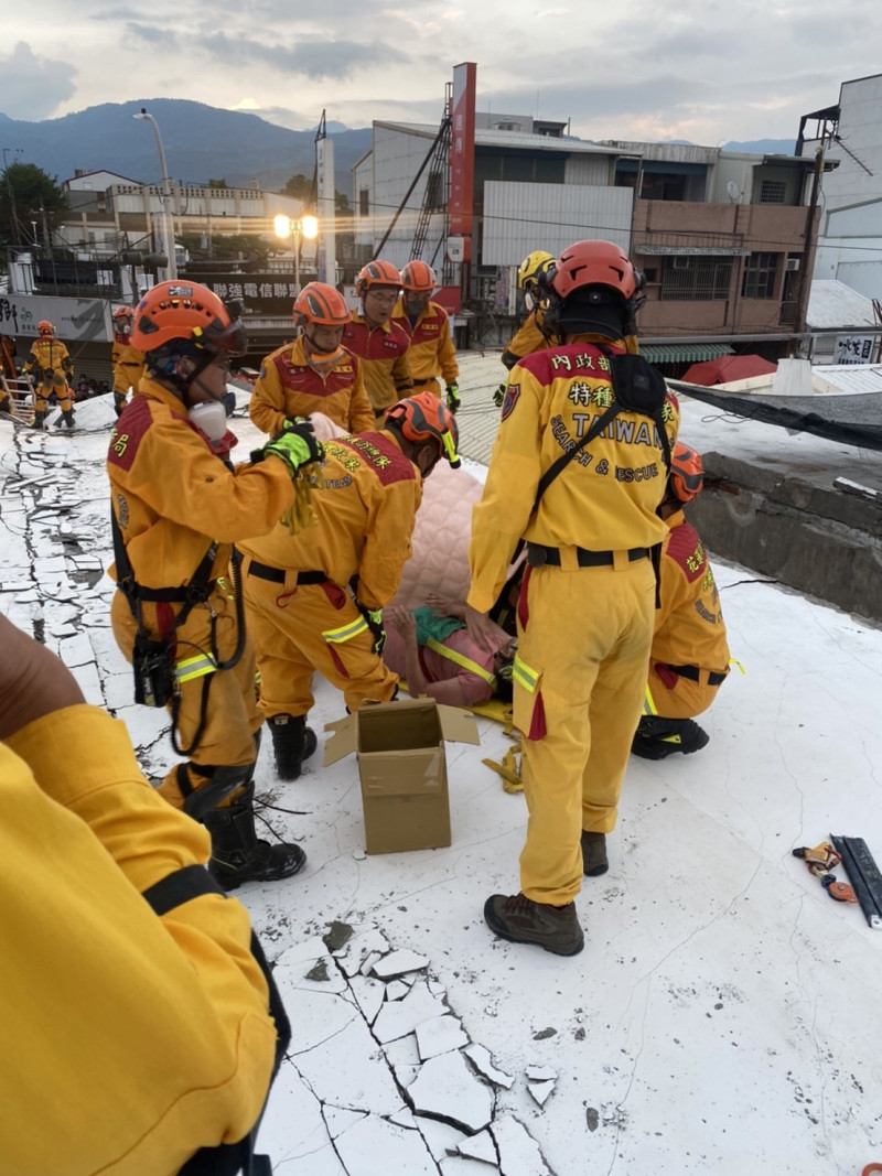 花蓮縣玉里鎮中山路二段135號（7-11）救援現場，目前有4人獲救。   圖：消防署提供