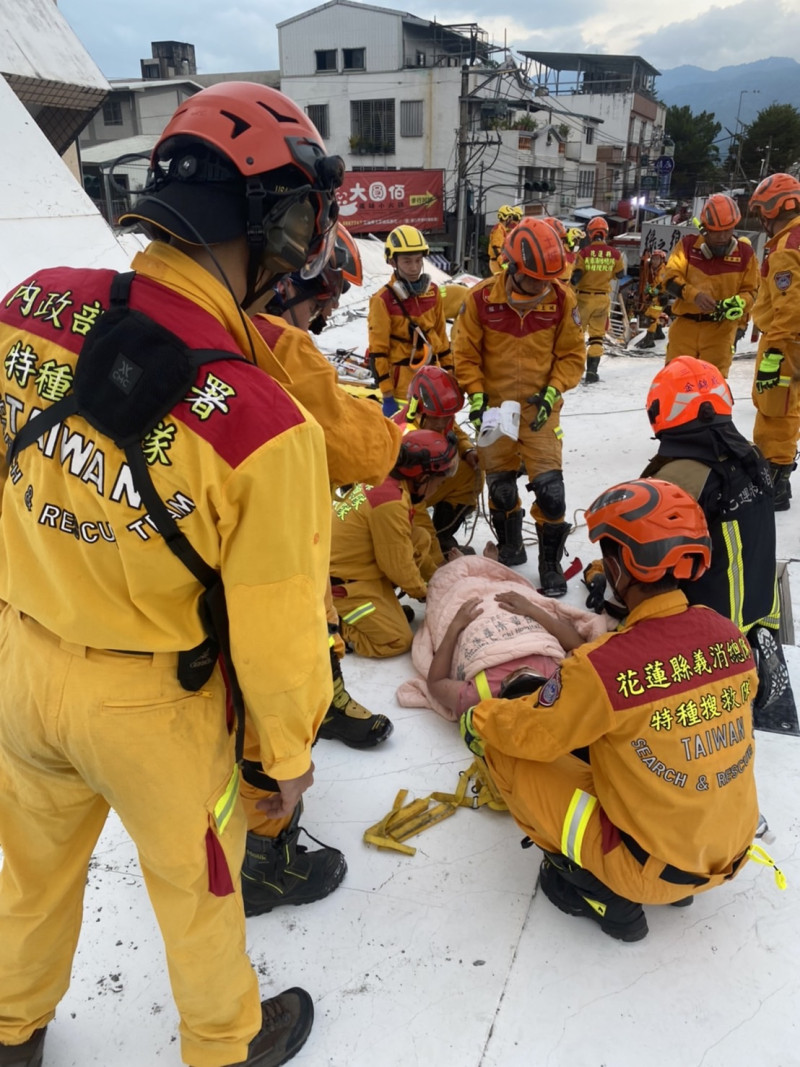 蘇貞昌除了請搜救人員緊急前往救援受困民眾，也請警消單位協助受傷民眾就醫。   圖：消防署提供