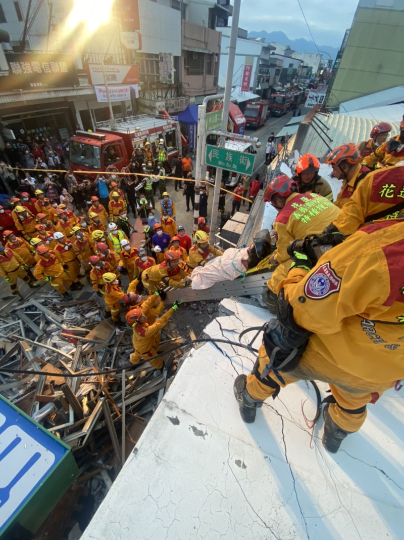 花蓮玉里受困的4人全數救出。   圖：消防署提供