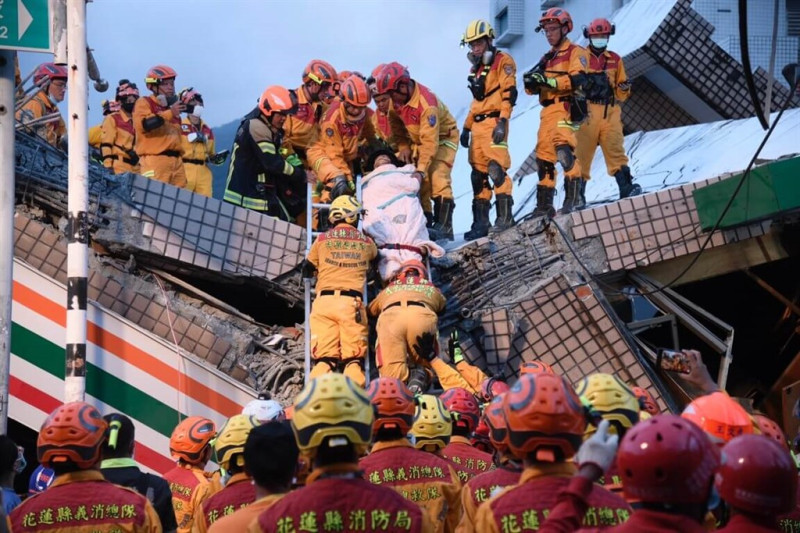 台東池上18日下午發生芮氏規模6.8地震，花蓮縣玉里鎮中山路2段有超商樓房倒塌，警消救出受困4人。   圖：花蓮縣政府提供