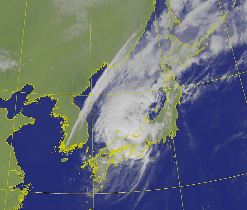 衛星雲圖顯示南瑪都颱風正經過日本。   圖:翻攝自中央氣象局