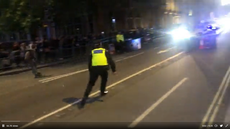 當英國國王車隊要抵達時，一名男子穿戴溜冰鞋(左)，突然快速闖入車道。   圖: 擷取 @pt1408 推特 