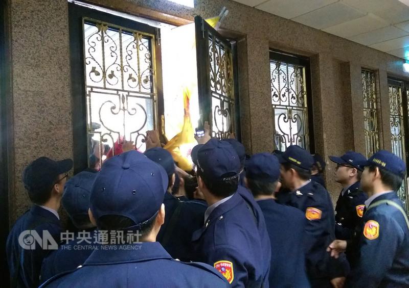 台灣高等教育產業工會陪同數十名大專兼任教師17日至教育部抗議，並企圖闖入教育部，遭到警方阻擋。   圖：中央社