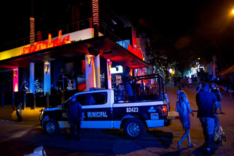 墨西哥卡曼海灘(Playa del Carmen)舉辦電音音樂節，不料當地時間16日爆發夜店槍擊案，民眾誤把槍聲當成煙火，共造成5人死亡。   圖:達志影像/美聯社