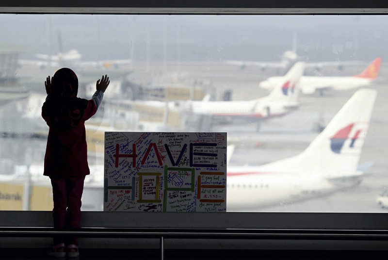 馬來西亞航空客機MH370失蹤近3年，成為飛安史上最大疑雲之一。圖為飛機失蹤時，民眾在機場海報上的祝福留言。   圖：達志影像/美聯社資料照片。