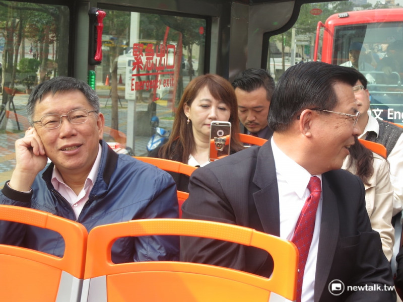 台北市長柯文哲18日上午親自試乘北市觀光雙層巴士。   圖：呂佳峻/攝