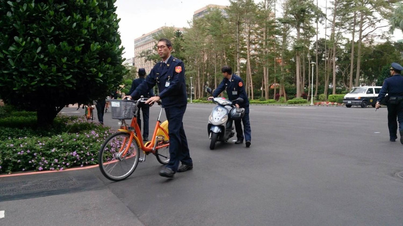 黨工騎Ubike與摩托車進入行政院，目前遭警方保管。   圖：民眾提供