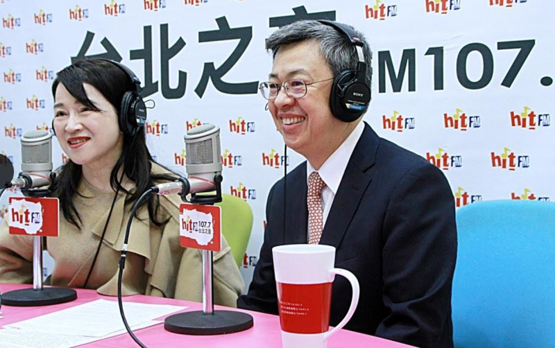 副總統陳建仁（右）接受周玉蔻（左）電台節目專訪，強調年金改革方案會循序漸進調整，不會有謠傳的一刀砍情形。   圖：台北之音提供。