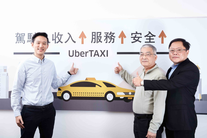 Uber台灣區總經理顧立愷(左)19日宣布，將與中華民國計程車駕駛員工會全國聯合會合作，於2月推出UberTAXI服務，為Uber服務平台新添一個選項。   圖：Uber提供。