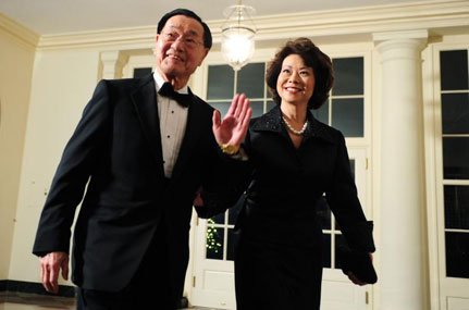 被川普挺攬入閣的63歲華裔政治人物趙小蘭（右）與夫婿一同出席川普就職典禮。   圖：翻攝川普就職推特