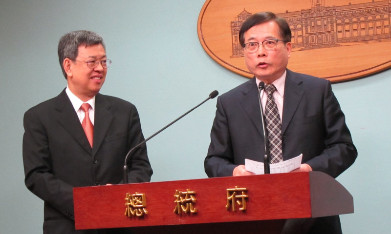副總統陳建仁（左）與勞動部長郭芳煜20日召開記者會說明年金改革。   圖：林朝億/攝
