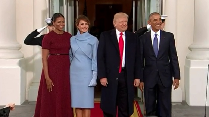 歐巴馬夫婦在白宫迎接川普夫婦，4人在白宫門口合影。   圖：翻攝網路