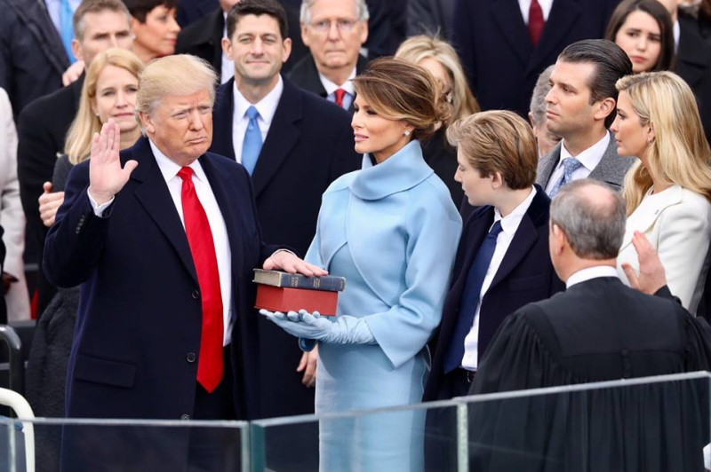 美國第45位總統川普（左）在妻子梅蘭尼亞（中 ）及一家人見證陪同下宣誓就職。   圖：翻攝The White House臉書