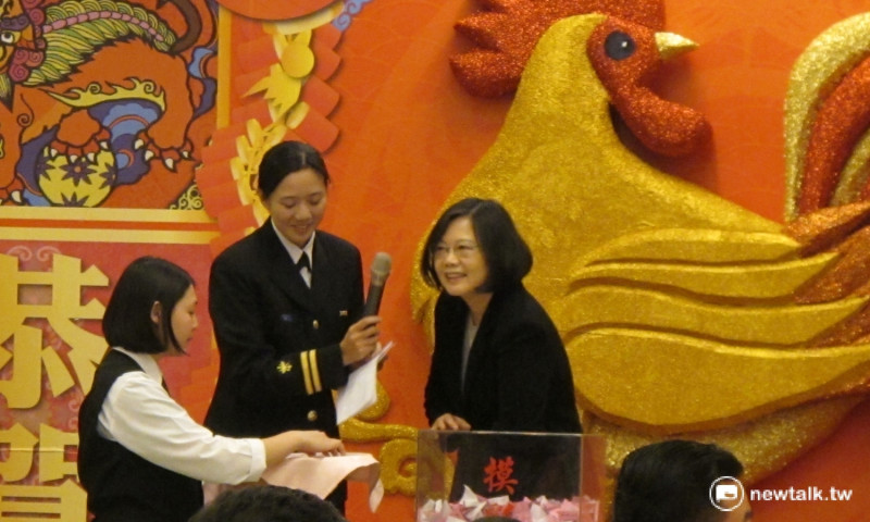 總統蔡英文23日出席國防部「新春餐宴」，並進行摸彩活動。   圖：林朝億/攝