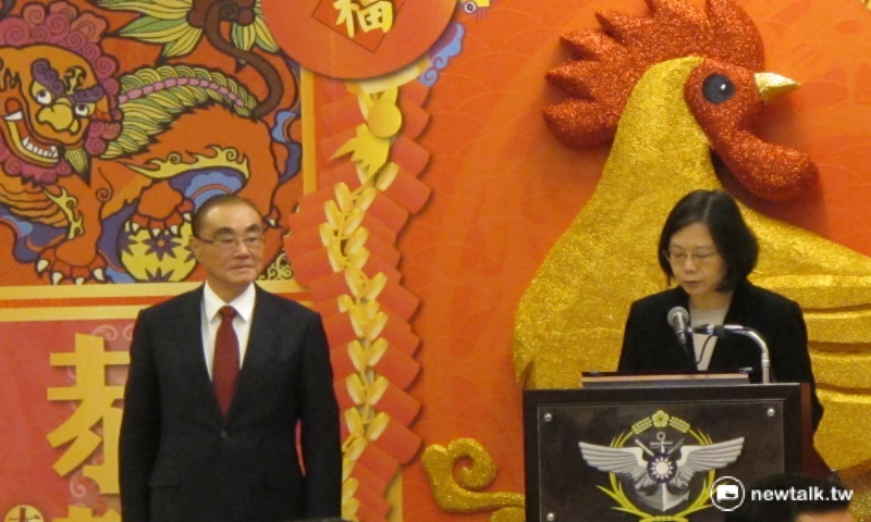 總統蔡英文23日稱讚國防部長馮世寬（左）帶領國軍改革，「大家的努力，我都看到了」。   圖：林朝億/攝