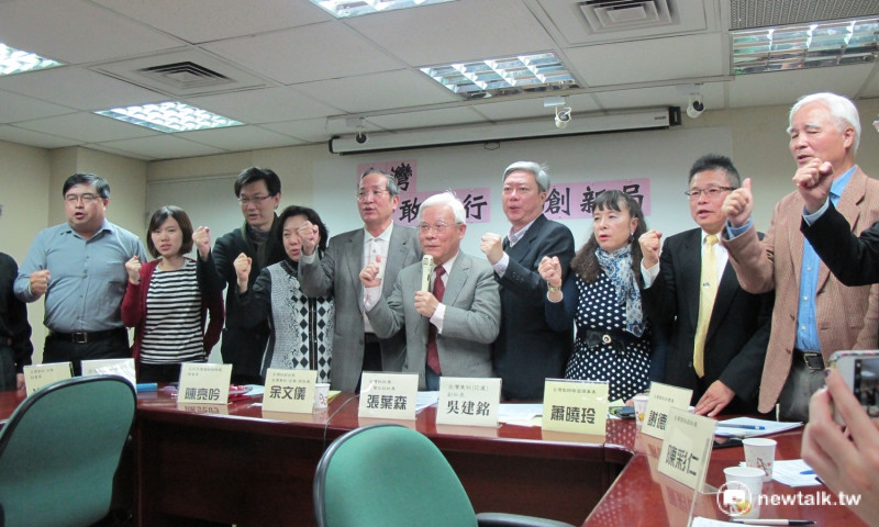 本土社團23日召開「台灣勇敢向前行，開創新局」記者會。   圖：林朝億/攝