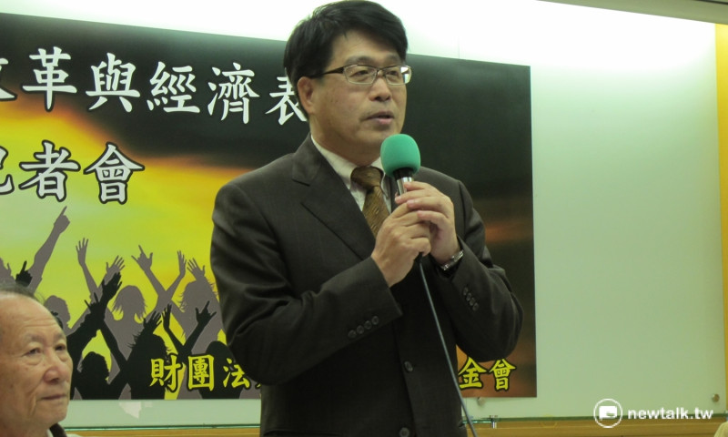 由東吳大學兼任教授游盈隆（右）主持的台灣民意調查基金會，24日公布最新民調指出，蔡英文總統聲望持續下滑。   圖：林朝億/攝