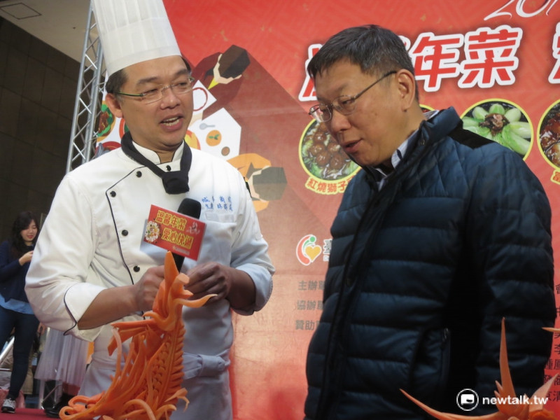 台北市長柯文哲25日上午出席「106年溫馨年菜，愛心快遞活動」記者會。   圖：呂佳峻/攝