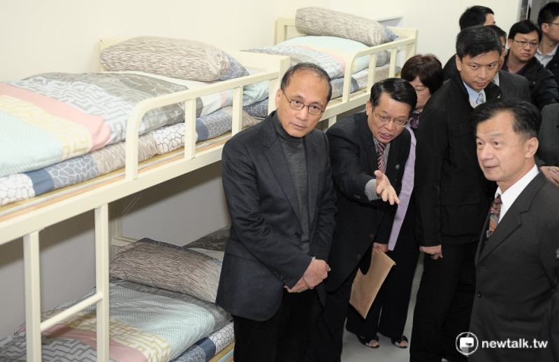行政院長林全（中）在法務部長邱太三（右一）的陪同下，視察台北監獄。   圖：行政院提供