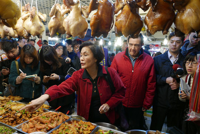 前總統馬英九與大姊馬以南26日一早前往興隆市場買年菜。   圖：中央社