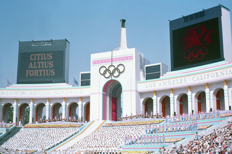 洛杉磯議會在25日通過決議，洛杉磯將在議會的監督下，爭取申辦2024年奧運，避免財政出現危機。圖為洛杉磯紀念體育館在1984年作為奧運主場館。   圖：翻攝維基百科