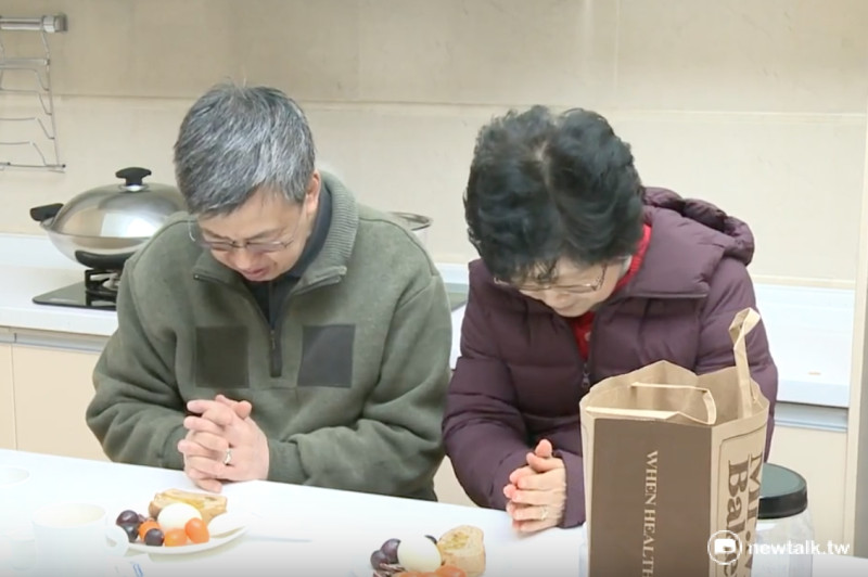身為虔誠天主教徒，副總統陳建仁（左）與夫人羅鳳蘋（右）享用早餐前會先禱告，祈禱國泰民安、家庭圓滿。   圖：翻攝自總統府提供影片