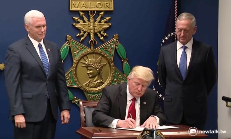美國總統川普27日簽下新的行政命令，將在生效後90天內禁止7個穆斯林國家旅客入境美國，並暫停當前的收容難民計畫。   圖：翻攝自川普直播畫面