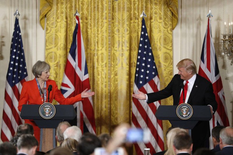 美國總統川普（圖右）27日會見英國首相梅伊（圖左），雙方在會面後舉行聯合記者會。   圖：達志影像/美聯社
