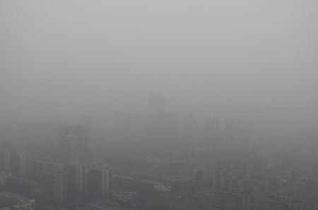 受到農曆新年燃放爆竹影響，北京市在除夕一整天的空氣品質仍達重度污染影響，尤其以28日大年初一凌晨2時達到最高峰，圖為28日清晨中國網友拍攝照片。   圖：翻攝自新浪微博