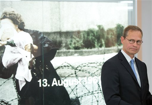 德國柏林市長穆勒（Michael Mueller）呼籲美國總統川普，不要重蹈覆轍，興建美墨邊境圍牆。圖為穆勒參訪柏林圍牆紀念館，後方照片為1961年柏林圍牆興建當下的紀錄照片。   圖：達志影像/美聯社